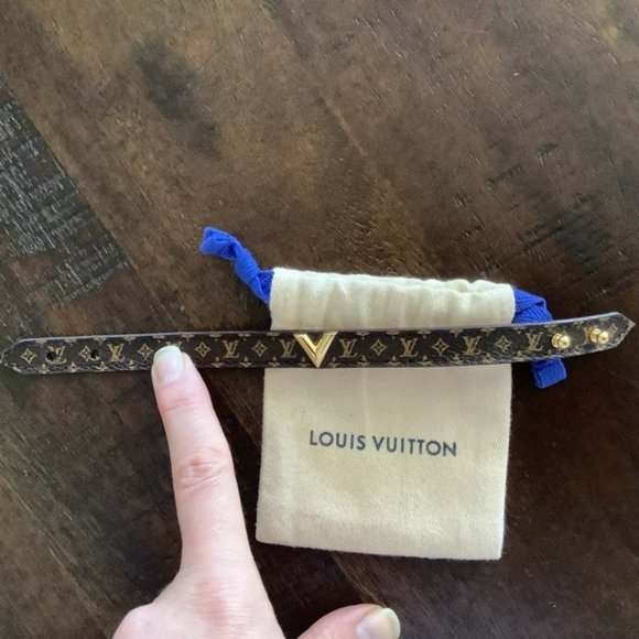 Authentic Louis Vuitton Essential V Bracelet - Picture 6 of 13